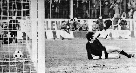 Bene Ferenc, az Újpesti Dózsa csatára gólöröm közben a Juventus elleni mérkőzésen