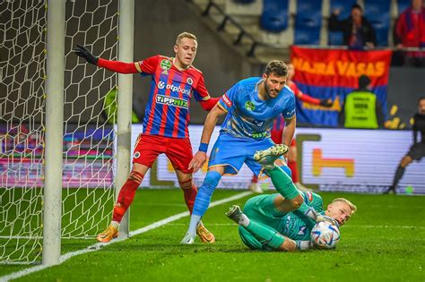 Játékosok ünneplik a Vasas gólját