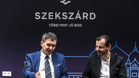 Ács Rezső polgármester beszédet mond a díjkiosztón