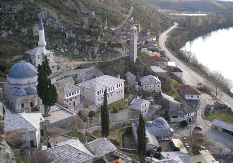 Pocitelj falu látképe a Neretva folyóval