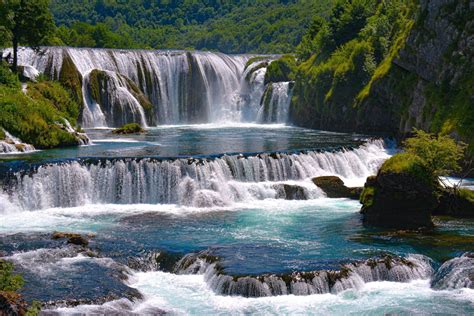 Bihać látképe az Una folyóval
