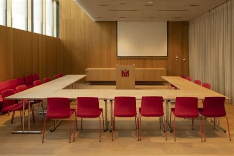 Plenáris terem elrendezése konferencia idején