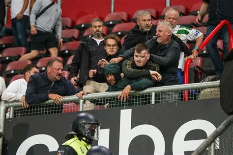 Rendőrök a stadionban a szurkolói rendbontás után