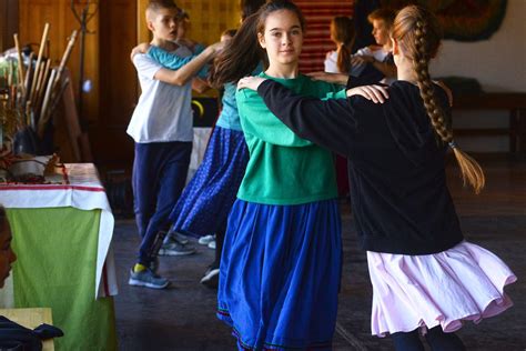 Gyerekek jógaórára emlékeztető foglalkozáson, spanyol szavakkal körülvéve