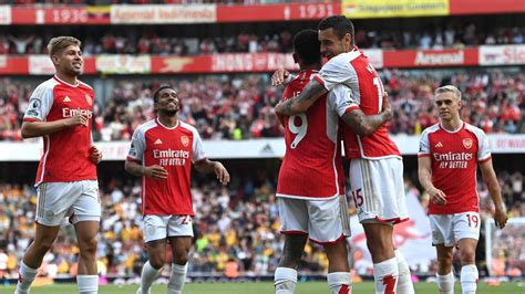 Arsenal játékosok örülnek a gólnak