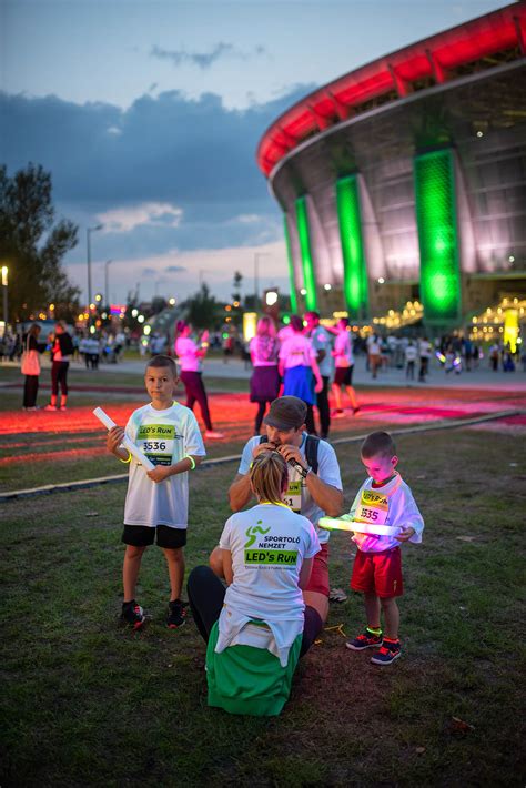A LED's Run esemény a Puskás Arénában, futók fényes kiegészítőkkel