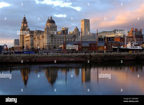 Liverpool panorámája az Albert Dockkal és a Three Graces épületeivel
