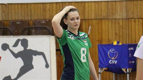 Szerencsés Mimi aláírja a szerződését
