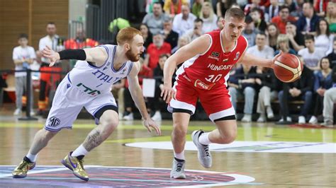 Simon Benedek kosárlabda játék közben