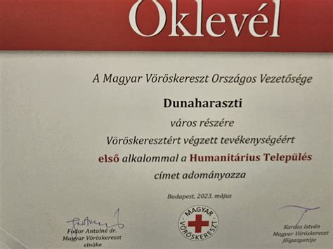 Edző átveszi az elismerő oklevelet