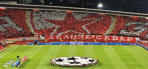 A Crvena Zvezda szurkolók, a Delije látványos koreográfiája
