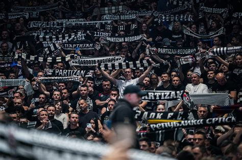 A Partizan Belgrad szurkolók, a Grobari pirotechnikai bemutatója