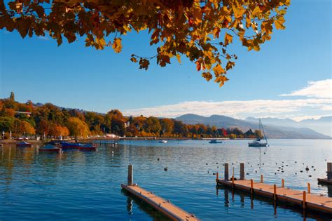 A Genfi-tó partján fekvő Vevey város látképe