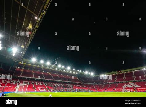 Az Old Trafford éjszakai látképe
