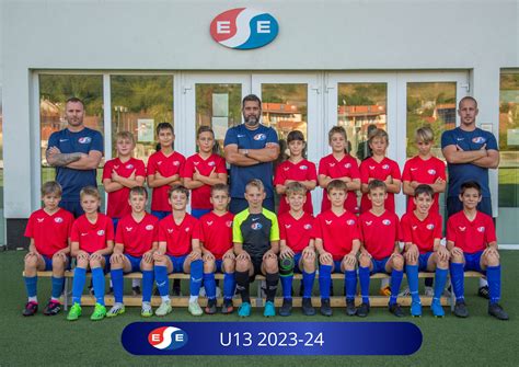 U13-as labdarúgócsapatok mérkőzés közben a teremben