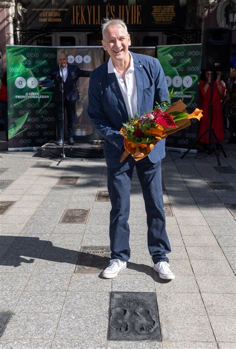 László Ági portréja focilabdával