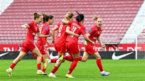 Női futballista lányok edzésen