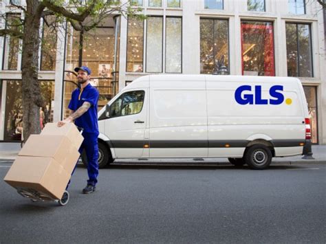 GLS futár csomagot kézbesít