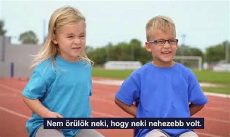 Gyerekek akadálypályán kúsznak-másznak otthon