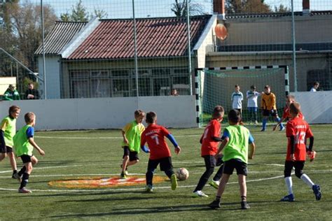 Fiú labdarúgó mérkőzés kisiskolásoknak