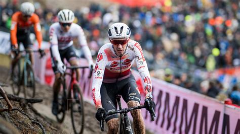 Cyclo-cross versenyzők kanyarban