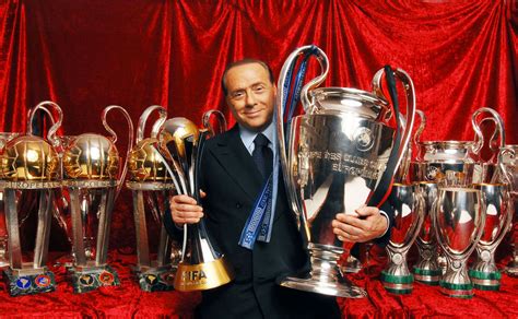 Silvio Berlusconi az AC Milan elnöki székében