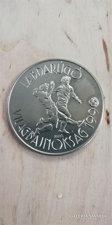 Az 1990-es labdarúgó-világbajnokság hivatalos érme (általános ábrázolás)