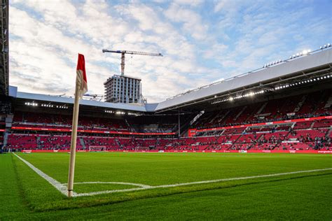 Philips Stadion éjszakai kivilágításban, meccs előtti hangulatban
