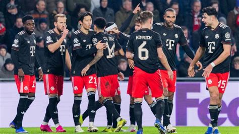 A PSV Eindhoven és a Bayern München csapatlogói egymás mellett