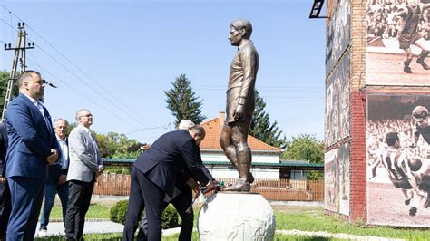 Czibor Zoltán szobra Komáromban