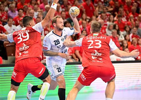 Valentin Porte, a Montpellier játékosa csatában a veszprémi Jehja el-Deraa-val és Ligetvári Patrikkal