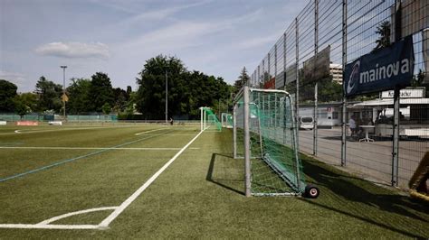 Fiatalok edzésen egy futballpályán