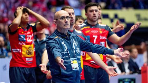 Spanyol és magyar játékosok a labdáért küzdenek a medencében