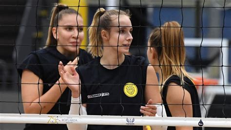 Gyimes Zsófia röplabda mérkőzés közben