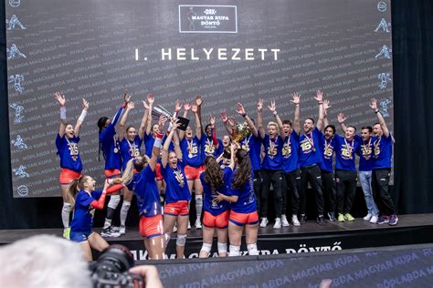 A Vasas Óbuda csapata ünnepel egy győzelem után