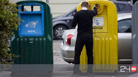 Gyerekek szelektíven gyűjtik a szemetet színes kukákba