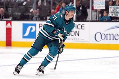 Tristen Robins jégkorongozó akcióban