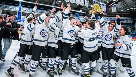 A BJA U16-os csapatának bajnoki ünneplése a Tüskecsarnokban