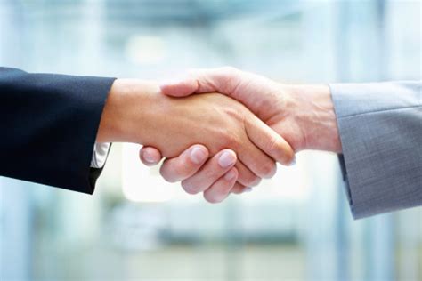 Két fiatal focista kezet fog