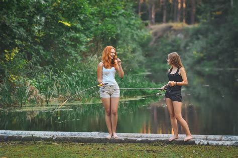 Lányok beszélgetnek, bőrönddel a háttérben