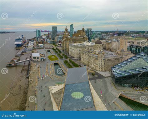 Liverpool panoráma a Mersey folyóval és az ikonikus Three Graces épületeivel