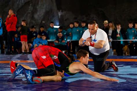 Fiatal birkózók a szőnyegen egy versenyen