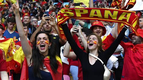 Spanyol női szurkoló arcfestéssel és parókával