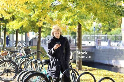 Néhány ember biciklizik parkban