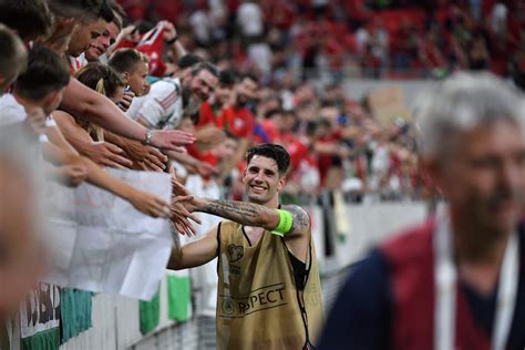 Labdarúgó játékosok, akik kezet ráznak a meccs végén, mutatva a fair play szellemét.