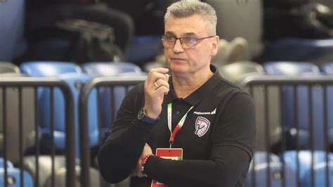 Edző és csapatbeszélgetés a mérkőzés előtt