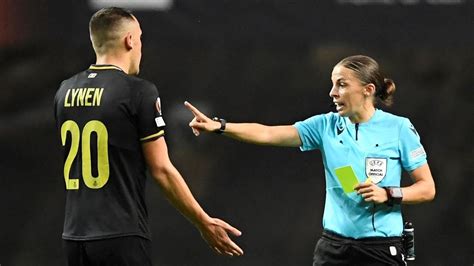 Amerikai futball bíró sárga zászlóval