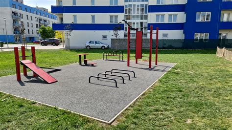 Panoráma futókör és street workout park a stadion tetején, városi kilátással