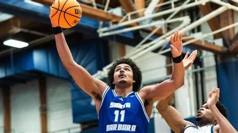 Kosárlabda játékos passzol egy csapattársnak az NBA 2K18-ban