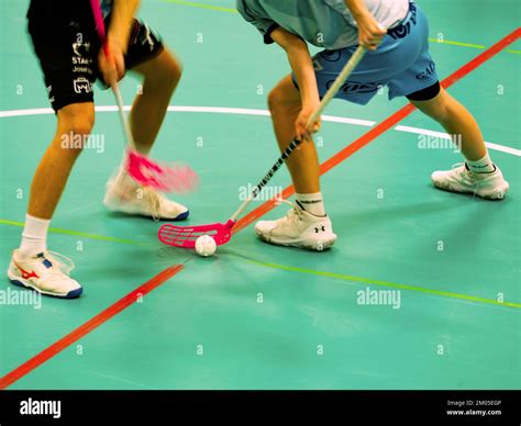 Játékos floorball bottal a kezében